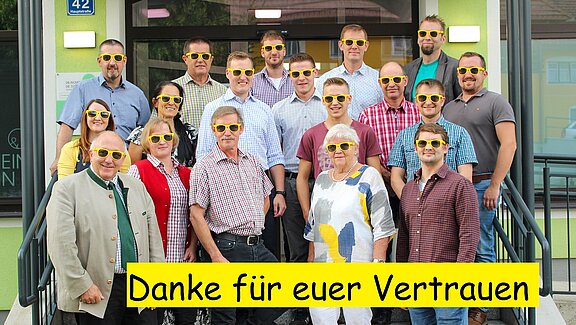 Gruppe_mit_Brille.jpg  